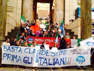 Alla stazione di Milano il tricolore di FdI: ridiamo l’Italia agli italiani, basta clandestini!